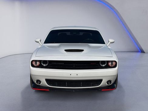 Used 2015 Dodge Challenger SRT image 9