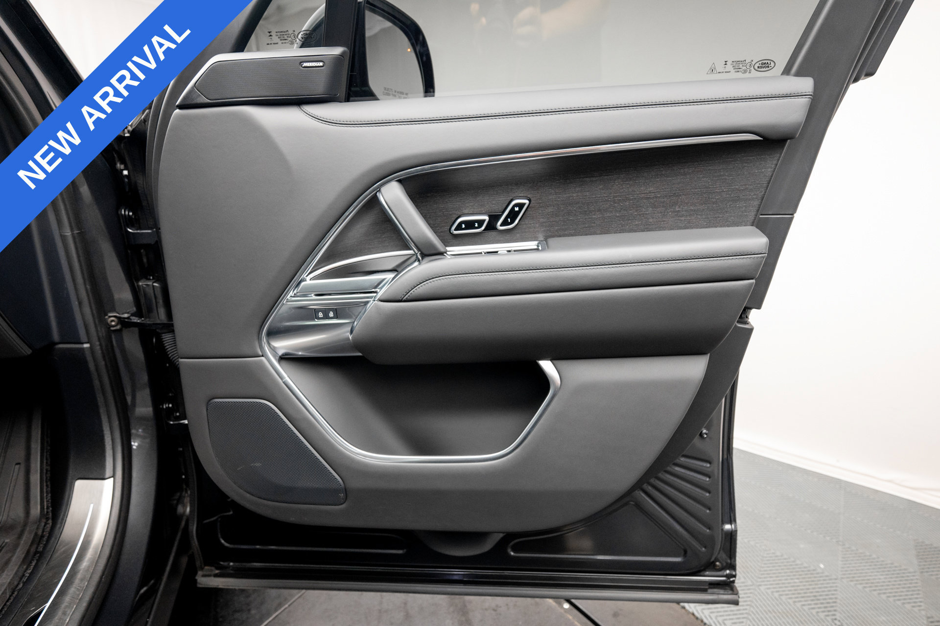 Used 2025 Land Rover Range Rover SE AWD/4WD image 28