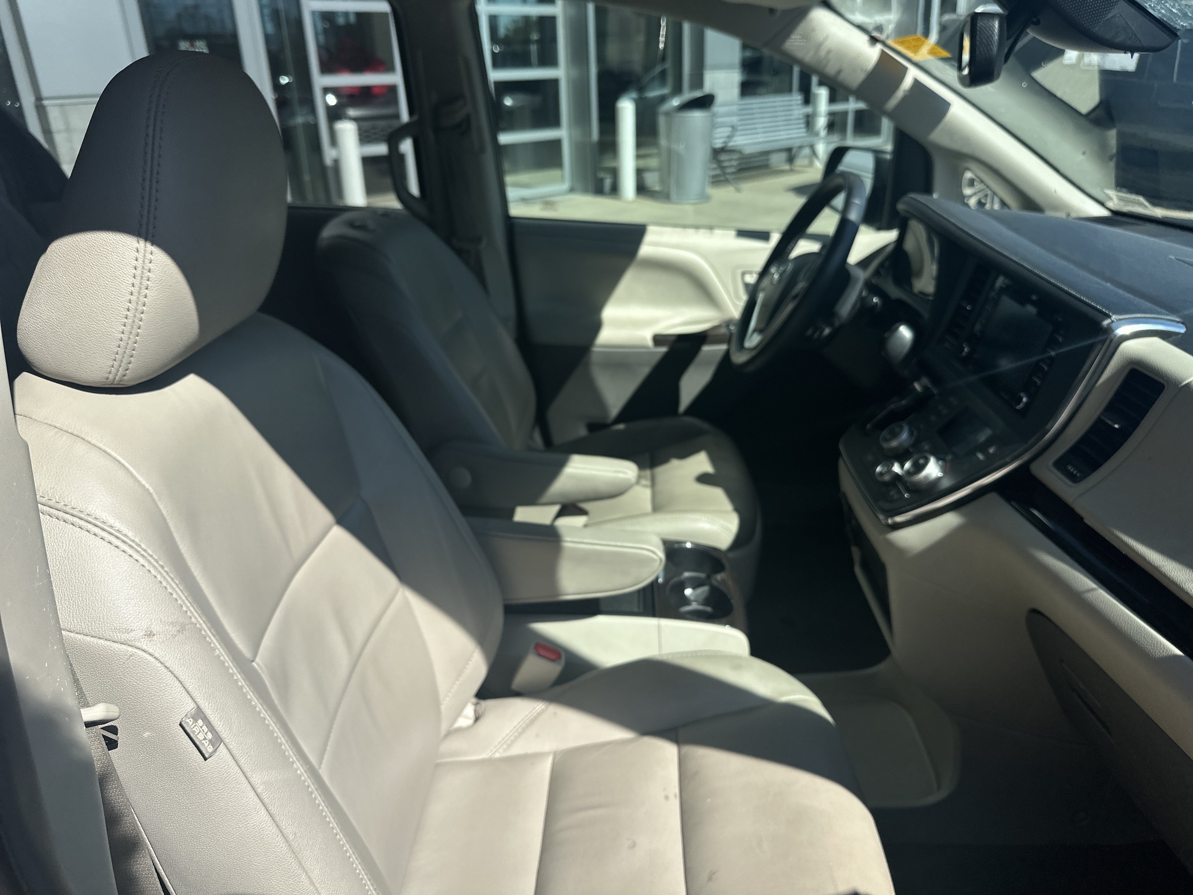 Used 2018 Toyota Sienna XLE w/ XLE Navigation Package FWD image 25