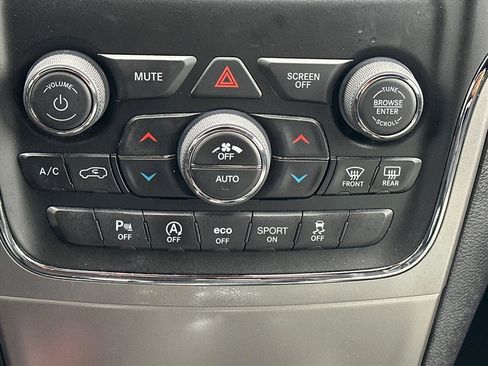 Used 2020 Jeep Grand Cherokee Laredo image 14