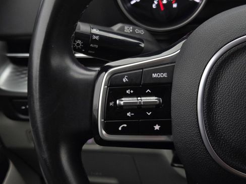 Used 2024 Kia Carnival LX image 22