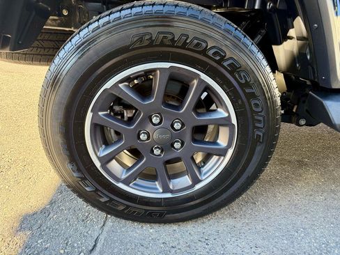 Used 2022 Jeep Gladiator Overland w/ Popular Equipment Package AWD/4WD image 12