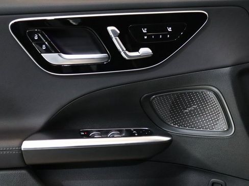 Used 2025 Mercedes-Benz C 300 4MATIC Sedan image 3