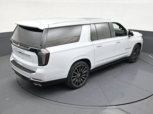Used 2026 Chevrolet Suburban High Country AWD/4WD image 15