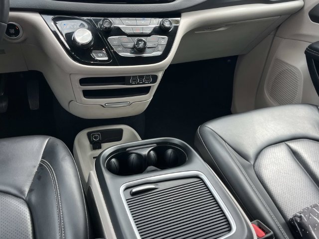 Used 2023 Chrysler Pacifica Touring-L FWD image 16