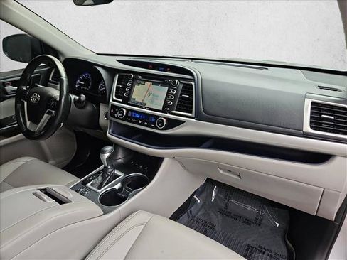 Used 2017 Toyota Highlander XLE AWD/4WD image 24