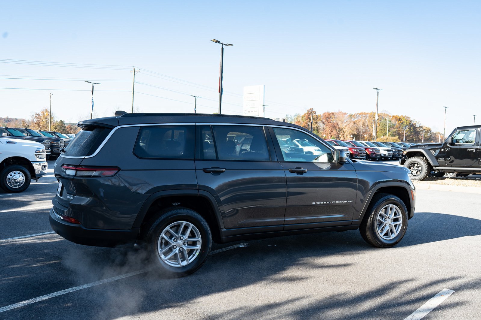 Used 2025 Jeep Grand Cherokee L Laredo RWD image 10
