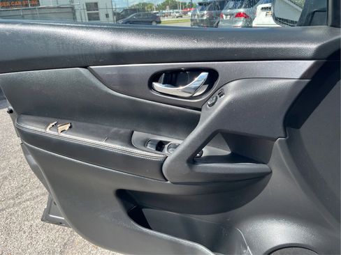 Used 2020 Nissan Rogue SV AWD/4WD image 17