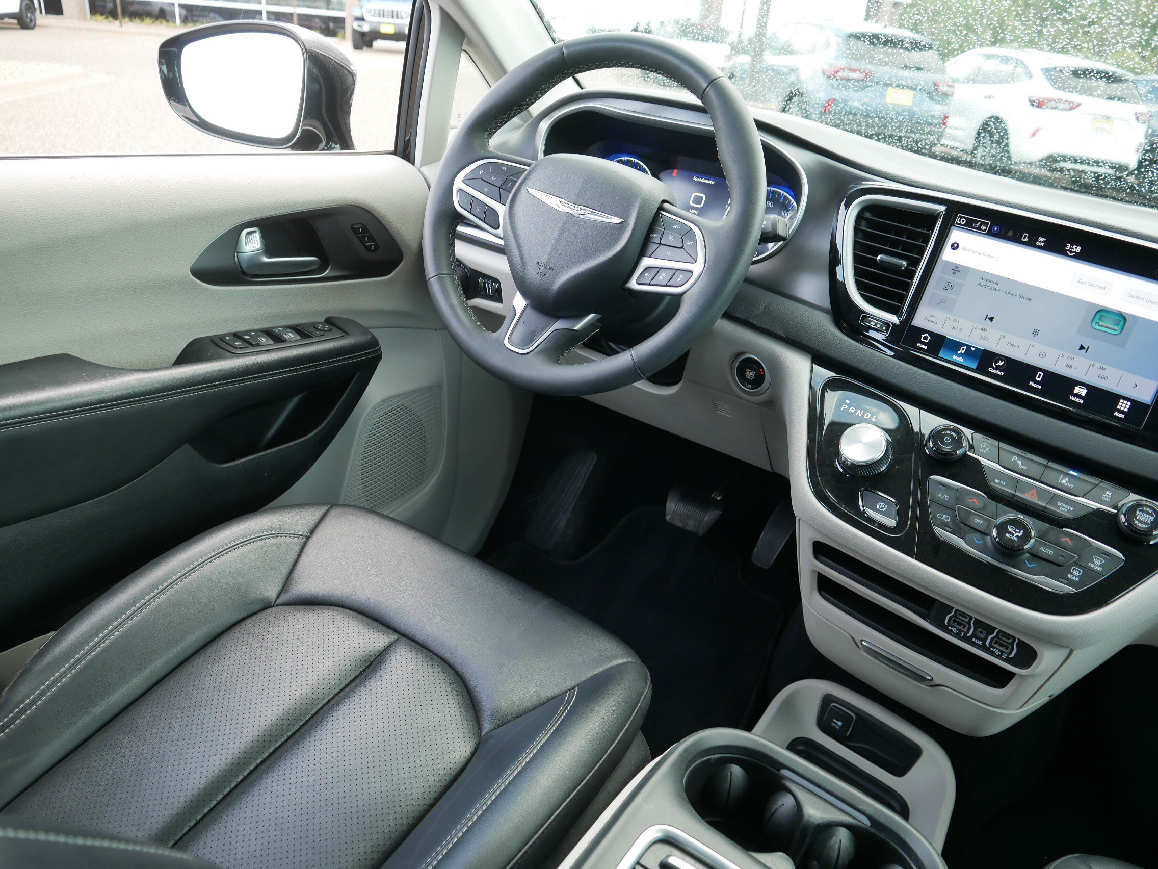 Used 2024 Chrysler Pacifica Touring-L FWD image 9