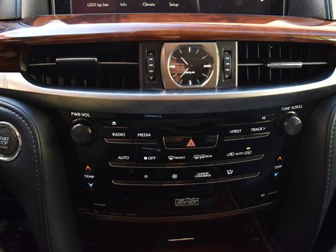Used 2018 Lexus LX 570 4WD w/ Luxury Package image 38