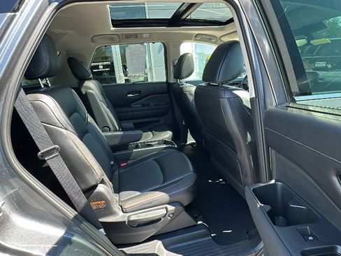 Used 2024 Nissan Pathfinder SL w/ SL Premium Package AWD/4WD image 25