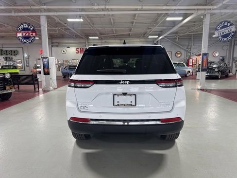 New 2025 Jeep Grand Cherokee Laredo X w/ Luxury Tech Group I image 4