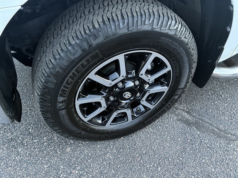 Used 2012 Toyota Tundra 4x4 CrewMax w/ Tow Pkg image 9