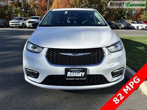 Certified 2024 Chrysler Pacifica Select image 3