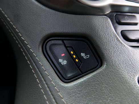 Used 2020 Chevrolet Suburban LT RWD image 9