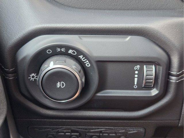 Used 2024 Jeep Wrangler Unlimited Sahara w/ Technology Group AWD/4WD image 29