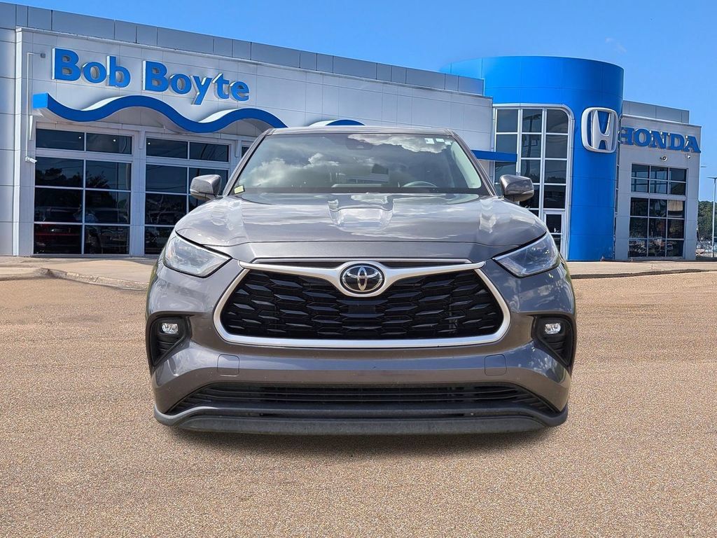 Used 2022 Toyota Highlander LE FWD image 2