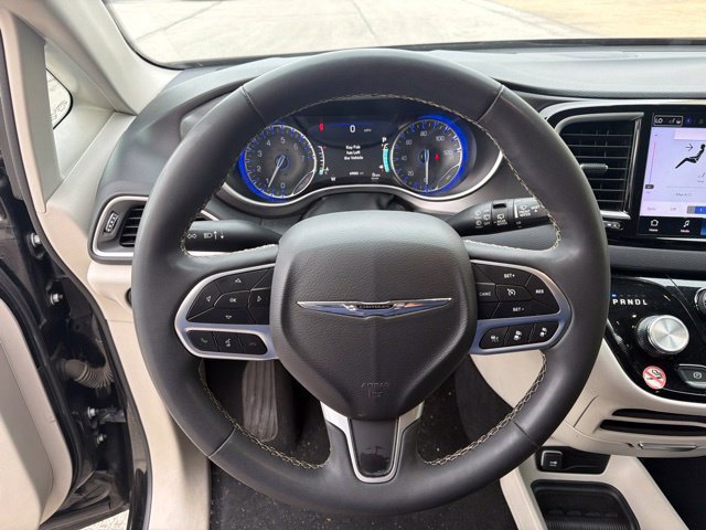 Used 2024 Chrysler Pacifica Touring-L FWD image 22