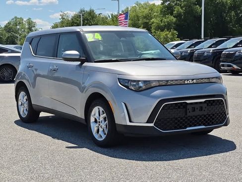 Used 2024 Kia Soul LX w/ Option Group 015 FWD image 2