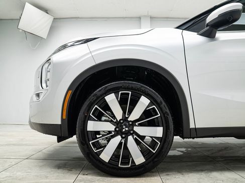 New 2025 Mitsubishi Outlander SE image 34