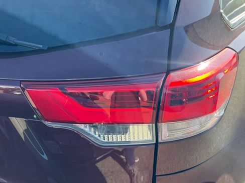 Used 2017 Toyota Highlander Limited AWD/4WD image 18