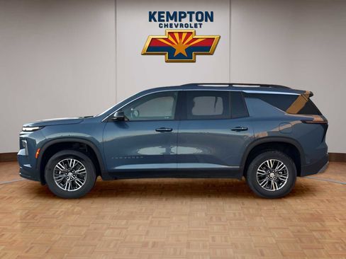 Used 2025 Chevrolet Traverse LT image 3