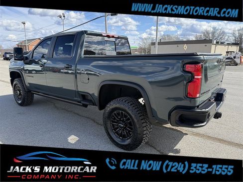 Used 2025 Chevrolet Silverado 2500 ZR2 w/ Technology Package image 9