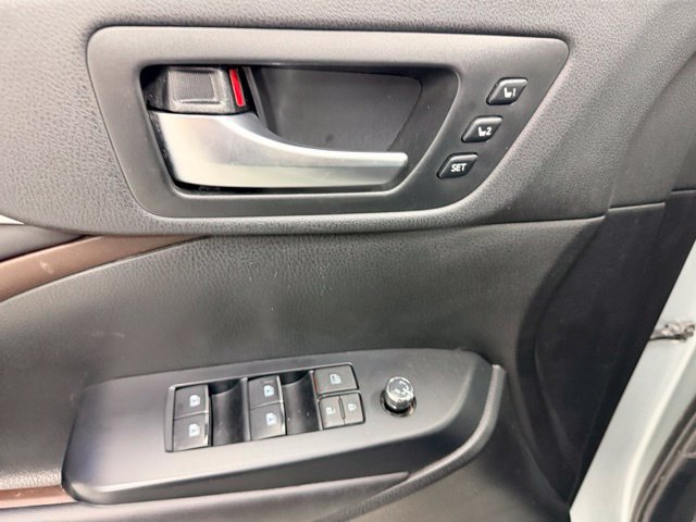 Used 2019 Toyota Highlander Limited AWD/4WD image 19