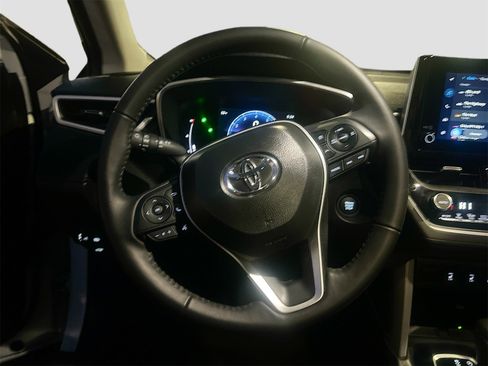 Used 2025 Toyota Corolla Cross XLE image 11