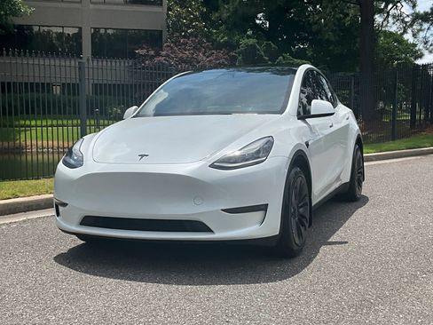 Used 2023 Tesla Model Y Long Range AWD/4WD image 2