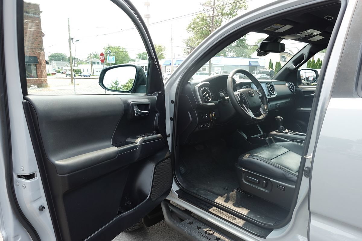 Used 2020 Toyota Tacoma TRD Off-Road AWD/4WD image 17