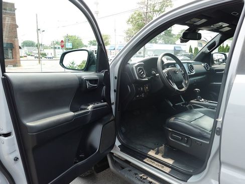 Used 2020 Toyota Tacoma TRD Off-Road AWD/4WD image 17