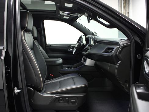 Used 2024 GMC Yukon XL SLT w/ SLT Premium Package image 17