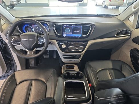 Used 2023 Chrysler Pacifica Touring-L FWD image 9