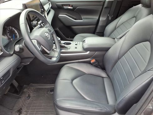 Used 2023 Toyota Highlander XLE AWD/4WD image 12