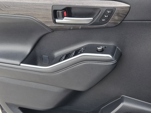 Used 2024 Toyota Highlander Limited image 22