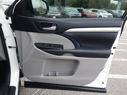 Used 2015 Toyota Highlander XLE image 18