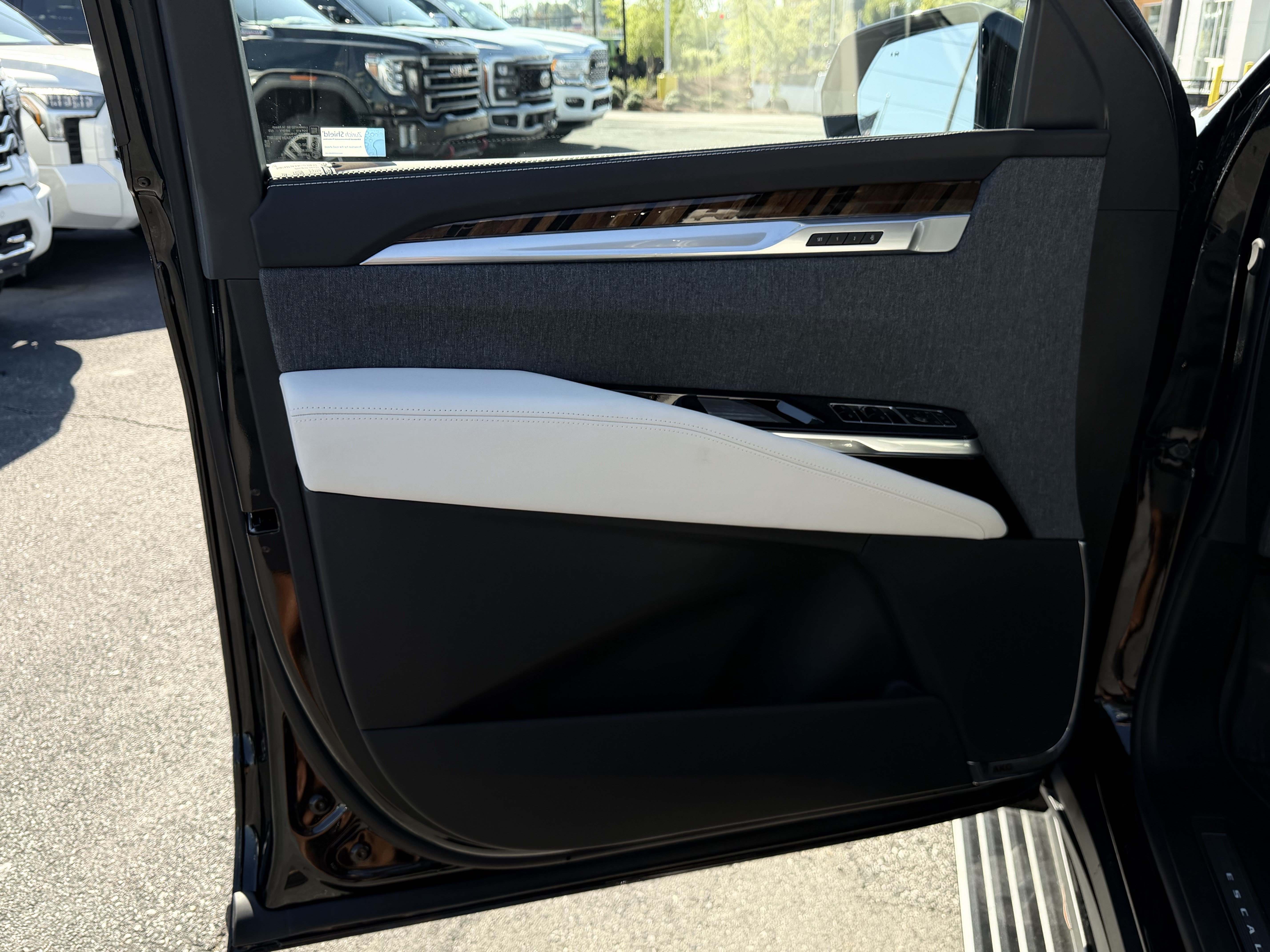 Used 2027 Cadillac Escalade Platinum Sport w/ LPO, ONYX Package AWD/4WD image 14
