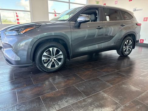 Used 2023 Toyota Highlander XLE FWD image 4