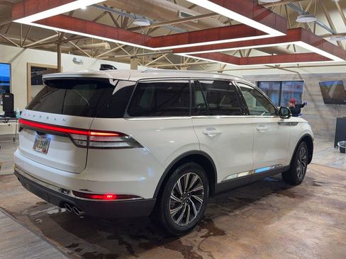 Used 2025 Lincoln Aviator AWD image 3