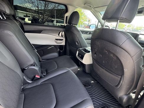Used 2024 Kia Carnival LX FWD image 15