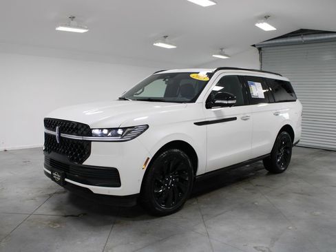 Used 2025 Lincoln Navigator Reserve w/ Jet Appearance Package image 4