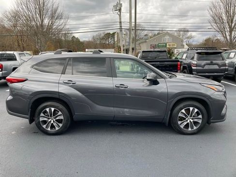 Used 2023 Toyota Highlander XLE image 11