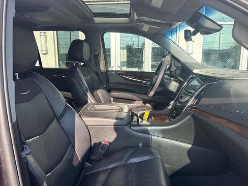 Used 2018 Cadillac Escalade Luxury AWD/4WD image 9