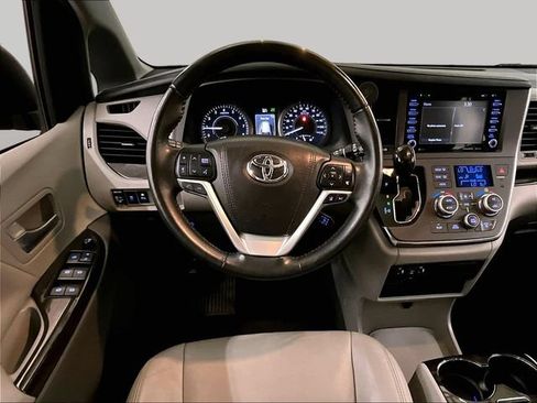 Used 2018 Toyota Sienna XLE w/ XLE Navigation Package AWD/4WD image 6