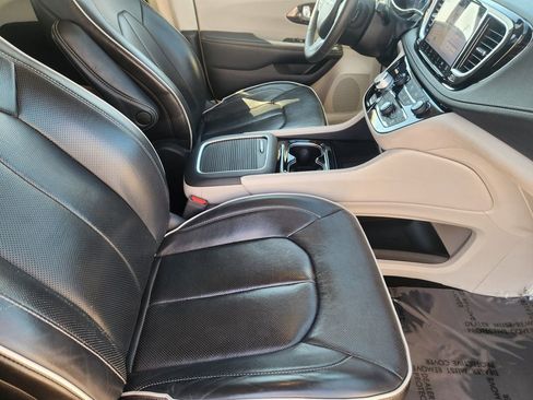 Used 2023 Chrysler Pacifica Limited image 15