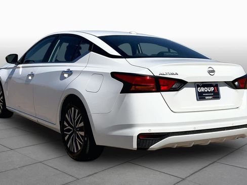 Used 2025 Nissan Altima 2.5 SV FWD image 12