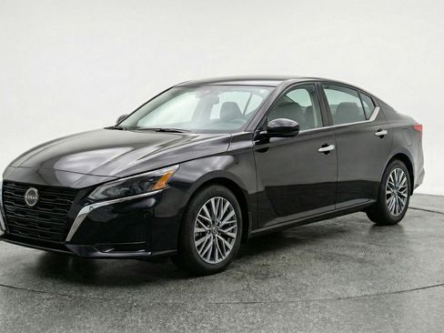 Used 2025 Nissan Altima 2.5 SV image 3