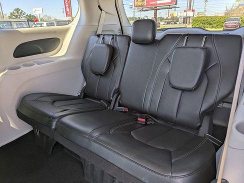 Used 2024 Chrysler Pacifica Touring-L image 24