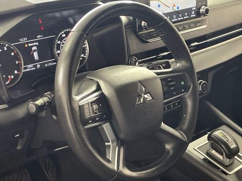 Used 2024 Mitsubishi Outlander SE image 14